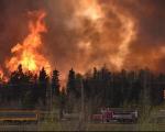 سرایت آتش‌‌سوزی جنگل‌های کانادا به مناطق شهری/ هزاران نفر مجبور به ترک خانه‌هایشان شدند+ تصاویر