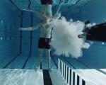 فیزیکدانی که با شلیک به خود نحوه حرکت گلوله در زیر آب را به نمایش گذاشت [تماشا کنید]