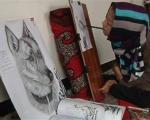 دختر افغانستانی که آرزوهای خود را با دهان نقاشی می‌کند