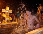 عکس/ آب تنی مسیحیان ارتدوکس به مناسبت جشن غسل تعمید حضرت مسیح