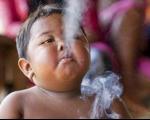 عکس/ کودکی که روزی ۴۰ نخ سیگار می کشد
