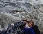 عکس/ مادر سوری که نگذاشت مدیترانه فرزندش را غرق کند