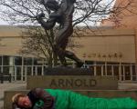 عکس/ تصویری جالب از «آرنولد» در کنار مجسمه‌‌ معروفش