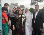 عکس یادگاری بهاره رهنما با یک عروس و داماد در خیابان!