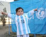 پیراهن امضا شده مسی به دست کودک افغانستانی رسید+ عکس