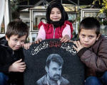 عکس/ عکس یادگاری فرزندان شهید «مدافع حرم» با مزار پدر