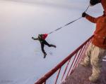 عکس/ شیرجه ترسناک از بالای یک فانوس دریایی در روسیه