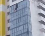 نجات معجزه آسای مرد آویزان از طبقه 15 برجی در روسیه + تصاویر