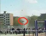 4گوشه دنیا/ طوفانی که دختر دانش آموز را به هوا پرتاب کرد!
