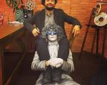 عکس/  بازیگر معروف طنز روی دوش مرد نقره ای در جشنواره فجر