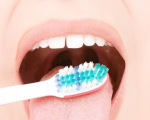 دهان و دندان/ پیشگیری از ابتلا به مشکلات زبان با مسواک زدن
