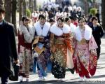عکس/ قدم زدن زنان ژاپنی با لباس سنتی جالب