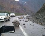 رانندگان عبوری از جاده زنجان - تهم - چورزق در مسیر خطر ریزش کوه توقف نکنند