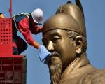 پاک کردن بینی مجسمه برنزی پادشاه کره جنوبی!