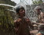 مشقت حمام کردن مردم در هند