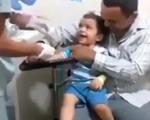 کودکی‌ که هنگام آمپول زدن می خندد + فیلم