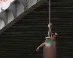 راشا تودی: آویزان شدن یک زن فمنیست نیمه‌برهنه از پلی در پاریس+ تصاویر فیلم