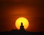 مجسمه بزرگ بودا در غروب خورشید در جزیره پوکت تایلند