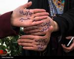 عکس/ دست نوشت دختران تهرانی در راهپیمایی 22 بهمن
