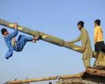 عکس/ بازی پسران نوجوان افغان با تانک های از دور خارج شده