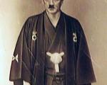 تصویری منتشر نشده از هیتلر در لباس شرقی