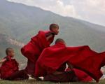 زنگ تفریح راهبان نوجوان معبدی در بوتان