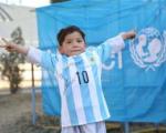 پیراهن امضا شده مسی به دست کودک افغانستانی رسید