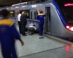 علت تلخ خودکشی وحشتناک پسری در مترو تهران عکس