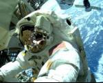 توقف پیاده روی کیهانی به دلیل جمع شدن آب در کلاه فضانورد