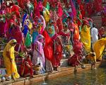 عکس/ زنان هندی درحال جمع آوری آب برای مراسم مذهبی