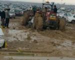 تلاش برای خارج ساختن ماشین های زائران گیر افتاده در گل و لای مهران