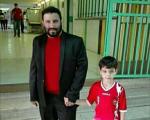 مداح مشهور پرسپولیسی و پسرش با لباس سرخ در ورزشگاه آزادی