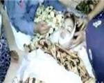 مرگ دردناک خواننده مشهور زن توسط نیش مار حین اجرای زنده + فیلم