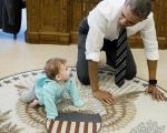 چهاردست و پا شدن رئیس جمهور آمریکا در کاخ سفید/ اوباما مدتی را با دختر پساکی گذراند!+ تصاویر