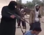 لحظه به رگبار بستن جوان مسیحی در ملأعام توسط جلاد بی رحم داعش + فیلم (18+)