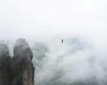 بندبازی مرد چینی میان دو کوه در چین