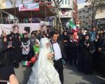 عکس/ شرکت در راهپیمایی با لباس عروسی