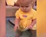 فیلم/ شنا کردن حیرت انگیز کودک شیرخوار