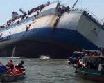 نجات 175 مسافر از کشتی در حال غرق در اندونزی + تصاویر