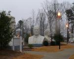 مجسمه های نیم تنه غول پیکر متروک در پارک رئیس جمهورها