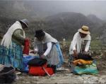 کوهنوردی زنان در بولیوی با لباسهای محلی+ تصاویر