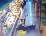 تعرض مرد سعودی به یک زن محجبه در فروشگاه + فیلم