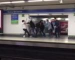 تصاویر/دعوای وحشیانه نوجوانان در ایستگاه مترو باعث افتادن پسر بی گناه روی ریل شد