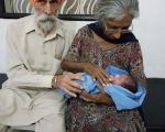 اولین بچه پیر زن هندی پس از هفتاد سال به دنیا آمد + عکس