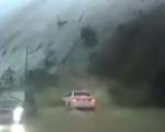لحظه وحشتناک ریزش کوه بر روی خودرو در جاده + فیلم