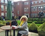 عکس جدید الناز شاکردوست در حیاط دانشگاهش در لندن
