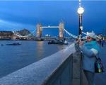 عکس الناز شاکردوست با تیپی متفاوت در کنار پلی در لندن