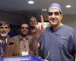 عکس/وزیر بهداشت با لباس جراحی پای صندوق رای رفت