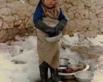 ظرف شستن دختر بچه در برف و یخبندان! + عکس
