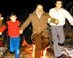 عکس/ اکبر عبدی و استاد شجریان در حال پریدن از آتش چهارشنبه سوری